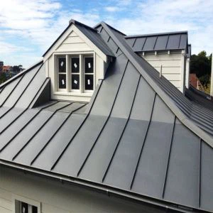 Rouge en métal debout